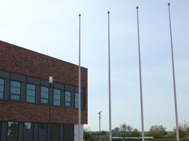 de vlaggenmasten benadrukten de feestvreugd ...