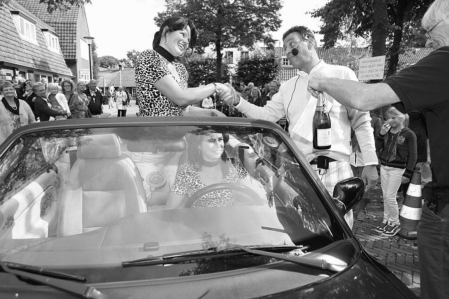 1e prijs voor monique en manuela, a.k.a. the black beauties; spreekstalmeester frans elbers doet een felicitatie en bedenker harm kremer komt met een sapje