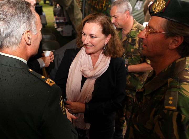 burgemeester joan de zwart maakt kennis met generaal-majoor middendorp