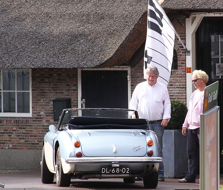 cees rinkel van de pianowinkel bewondert een austin healy 3000