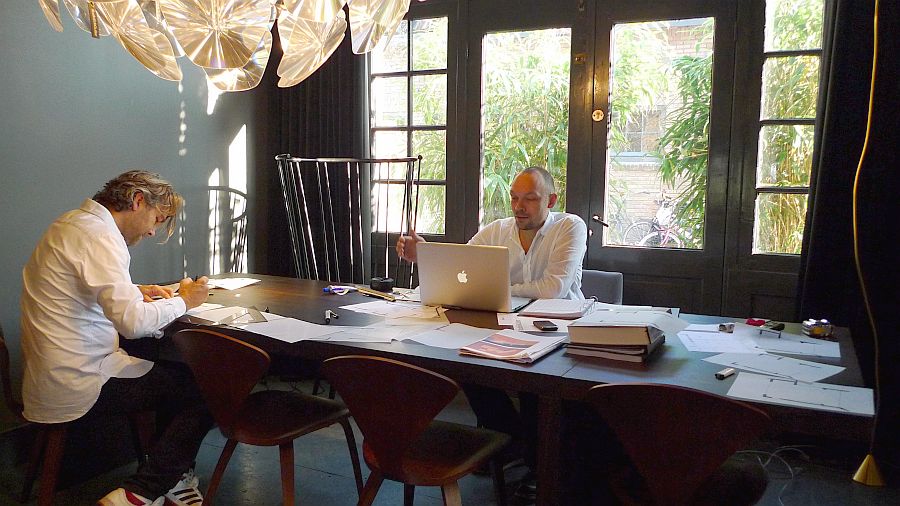 erik en sven druk doende met design