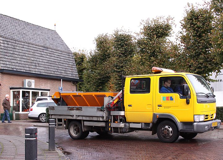 pvv in de dorpsstraat - (pekelverspreidingsvoertuig)