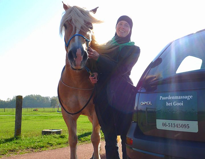 zayna woont huizen, maar werkt als paardenmasseuse regionaal; foto gemaakt op de blaricummerweg