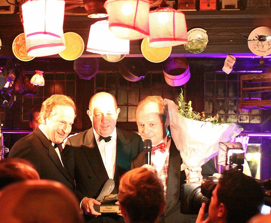 awardwinnaar huib boissevain (midden)