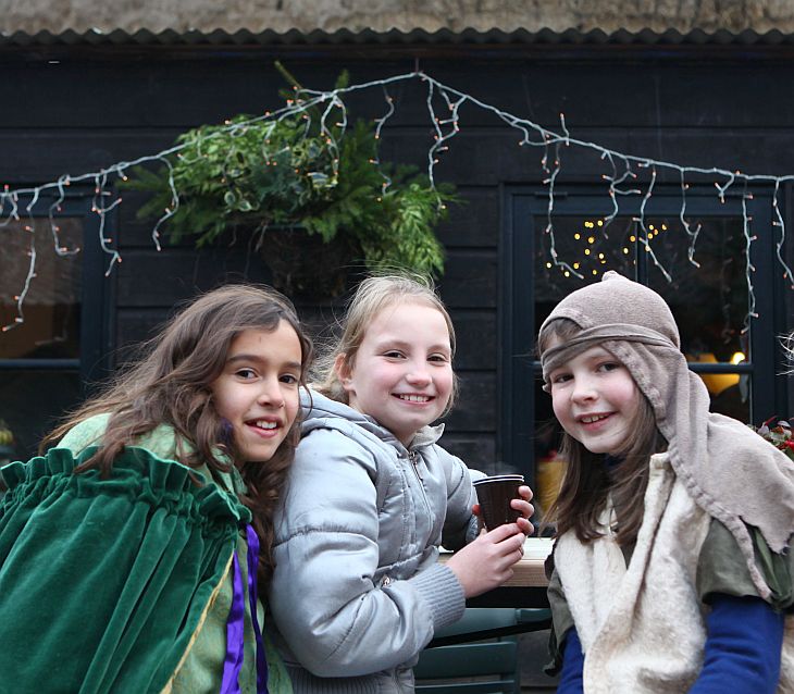 deelnemers aan en toeschouwertje van het kerstspel op zorgboerderij 't werckpaert