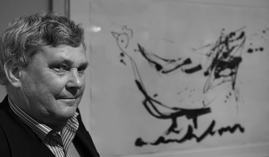 sjef peters, eigenaar van de geëxposeerde en te koop aangeboden werken